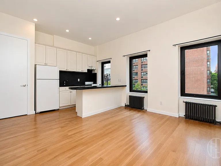 523 3rd Ave #5 — Photo 3
