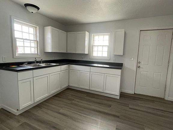 3rd image of 2218 W Olive St