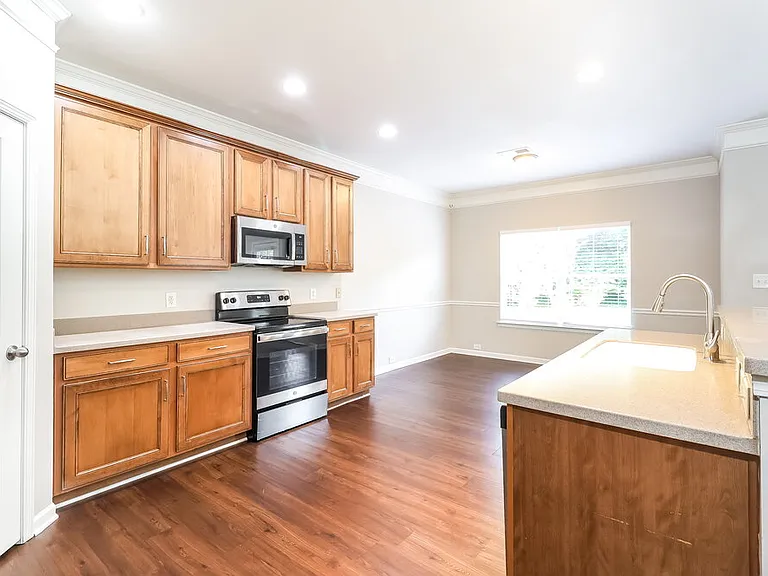 5721 Verrazano Dr — Photo 8
