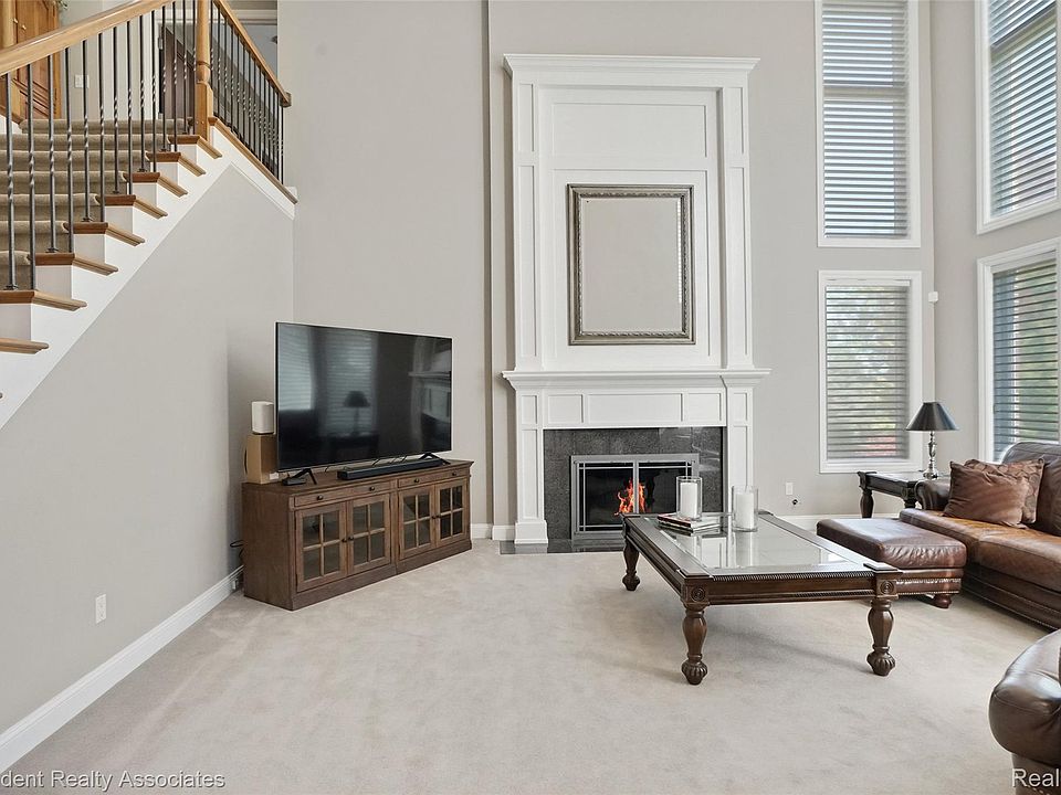 734 Wellington Cir, photo 23