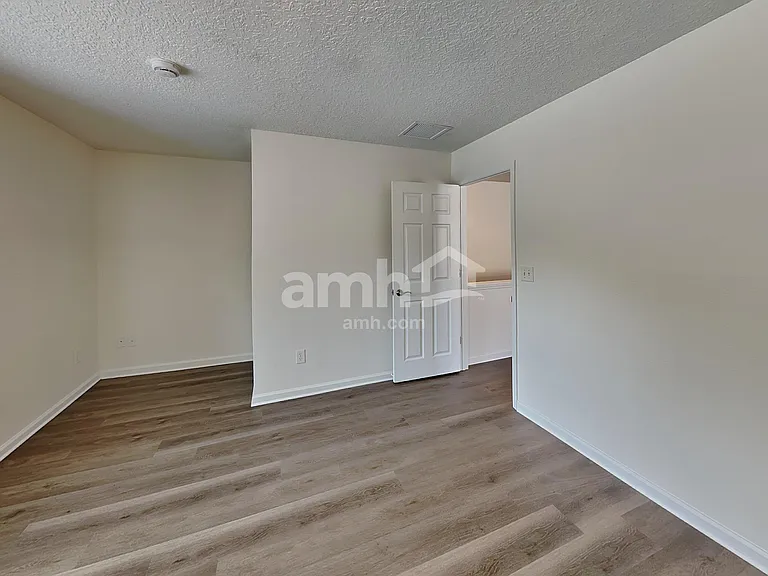 385 Bostwick Cir — Photo 18