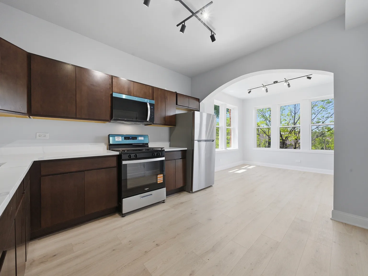 3 bed, 1100 sqft, $1,800 — Photo 2