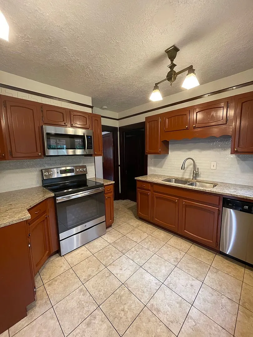 3 Bedroom House On Purdue Campus - Short Term Lease Available Now — Photo 4