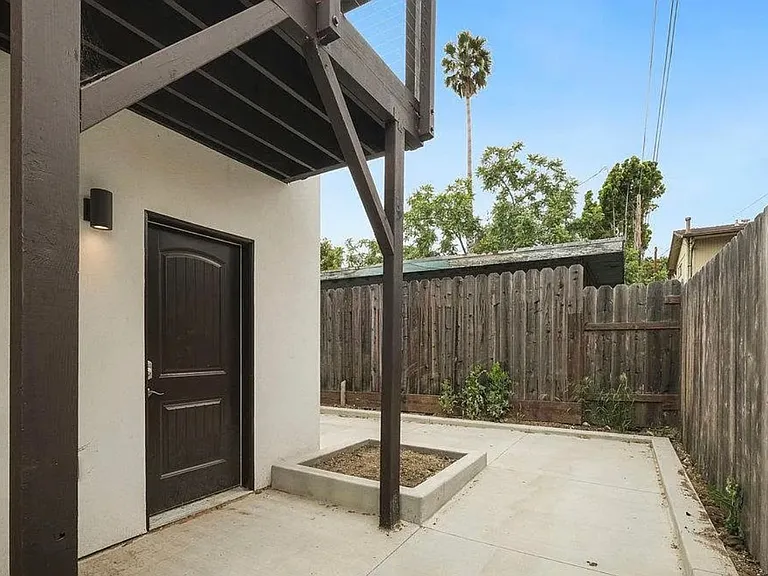 550 Hathaway Ave — Photo 2