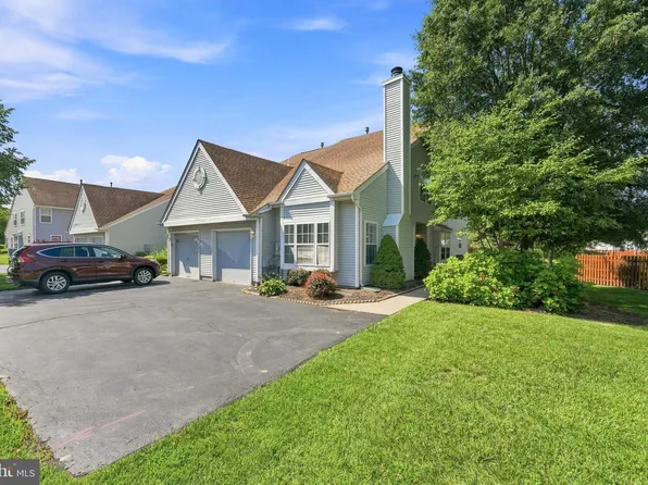263 Birch Hollow Dr, Bordentown, NJ 08505