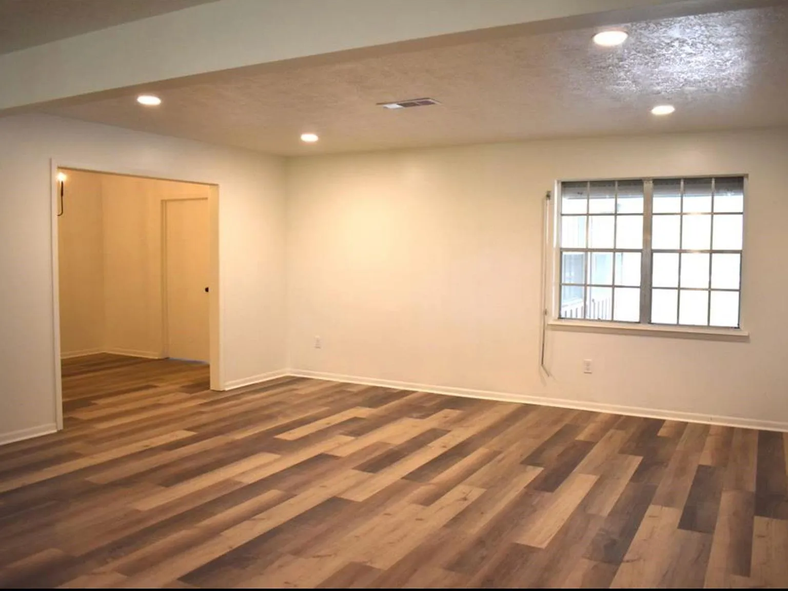 3 bed, 2.0 bath, 2752 sqft, $2,400 — Photo 4