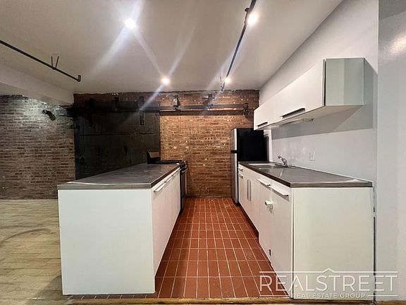 4th image of 347 Kent Ave #3C