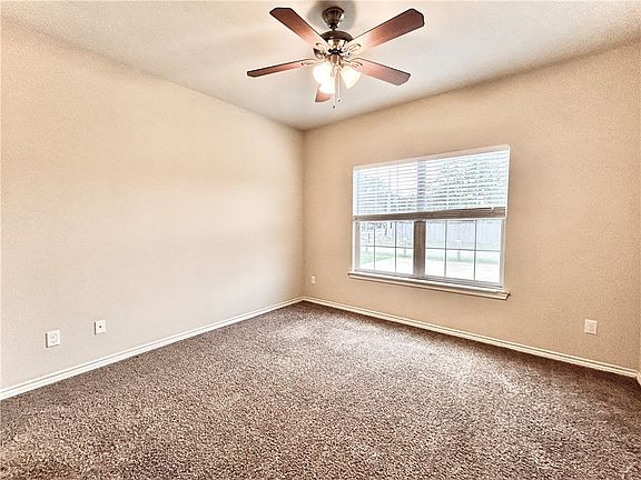 4th image of 2477 Horse Shoe Dr