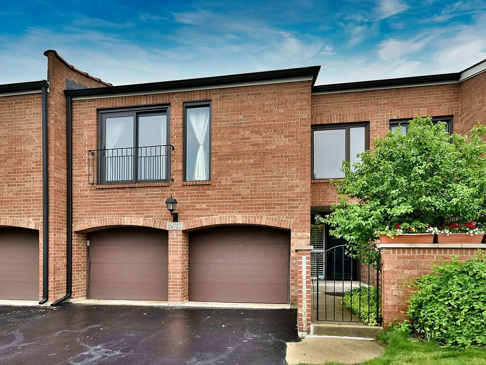 2S727 Williamsburg Ct