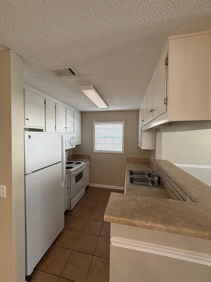 223 Wakefield- Available NOW — Photo 2
