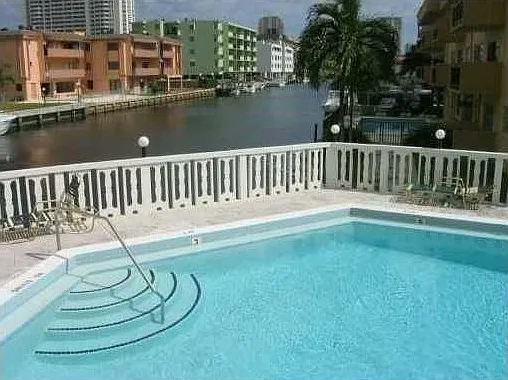 2 bed, 870 sqft, $2,500 — Photo 1