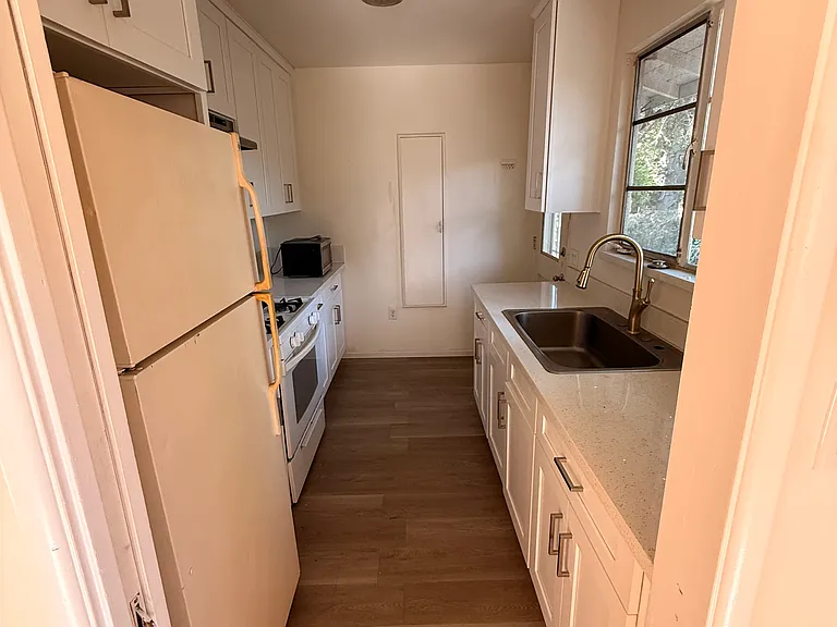 97 N Craig Ave #2 — Photo 4