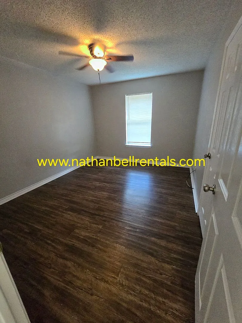 490 Kirkland Ln — Photo 4