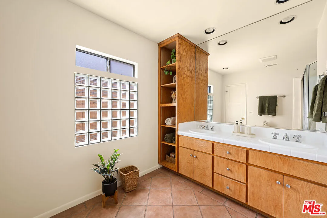 3 bed, 2.0 bath, 1309 sqft, $7,500 — Photo 3