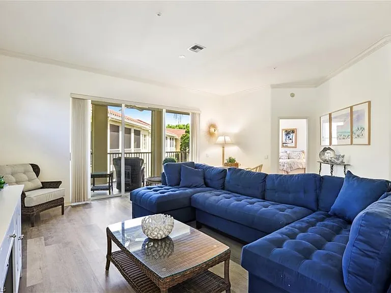 600 L Ambiance Cir #6 — Photo 3