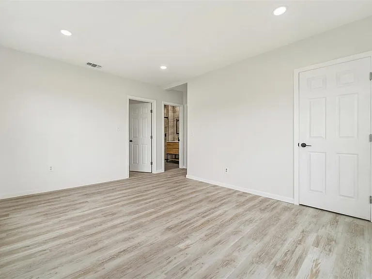 1566 NW 9th Ave — Photo 15