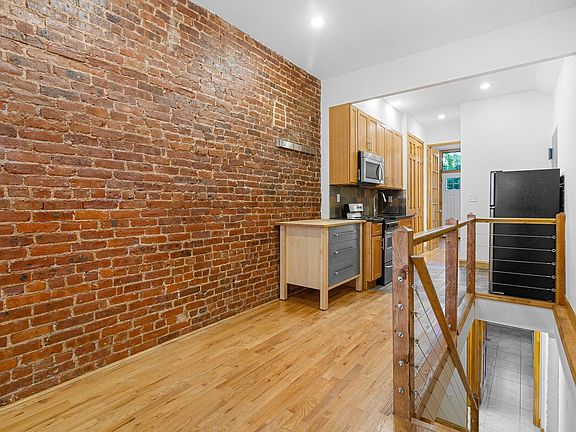 3rd image of 401 12th St APT 1L