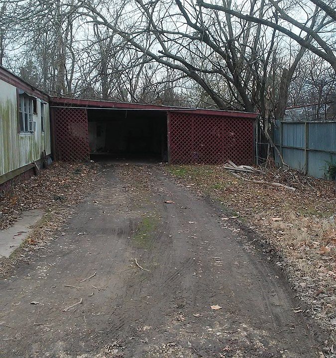 2nd image of 1105 N H St