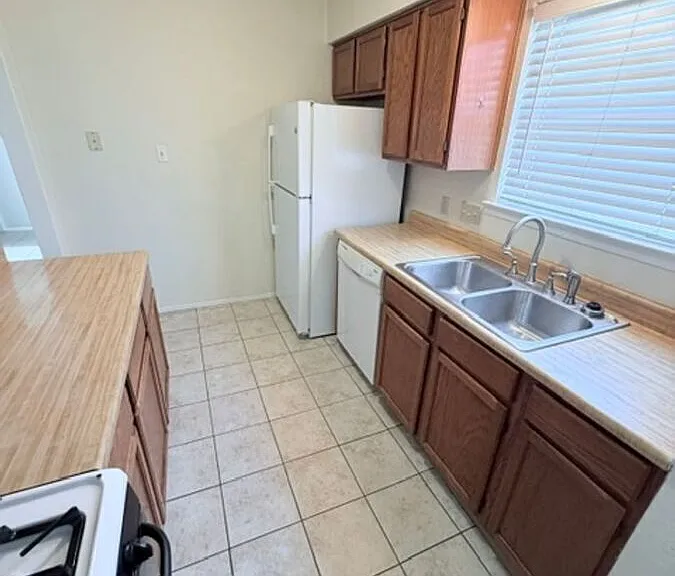 1202 Royal Crest Dr — Photo 26