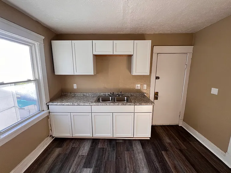 10908 Tacoma Ave #UP — Photo 9