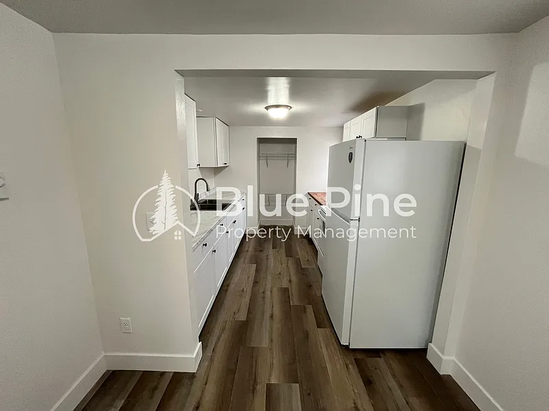2 bed, 1.0 bath, 1000 sqft, $1,050 — Photo 2