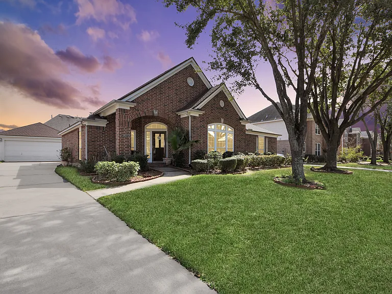 9818 Glassford Dr — Photo 1