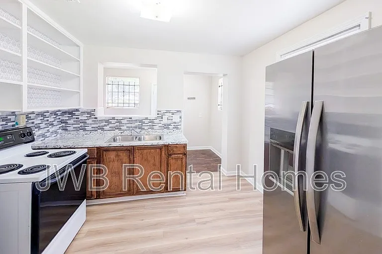 4305 Springfield Blvd — Photo 2
