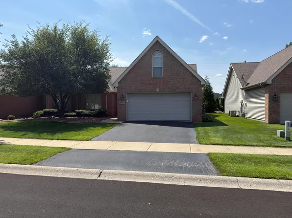 10000 Wildwood Ln, Highland, IN 46322