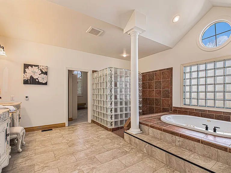 811 Western Hills Dr — Photo 12