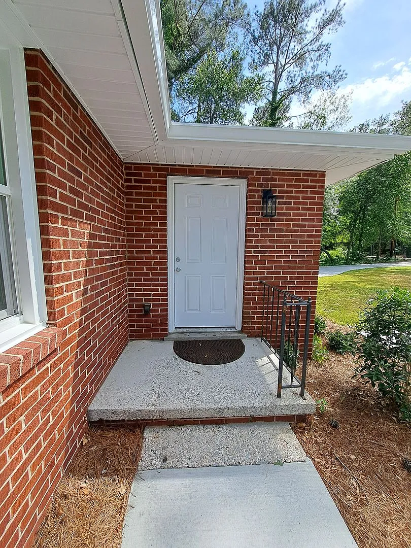 1450-1452 Brentwood Drive — Photo 4