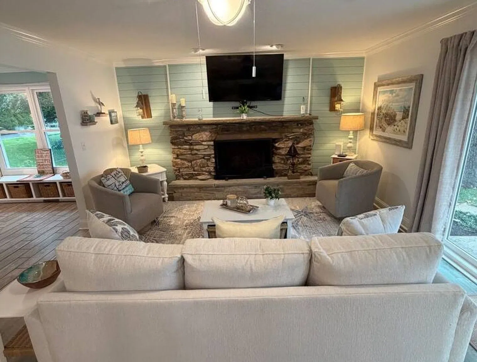 3 bed, 2.0 bath, 2012 sqft, $3,813 — Photo 2