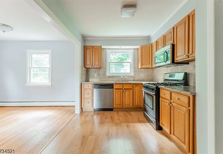 18 Macfarlan Ave — Photo 3