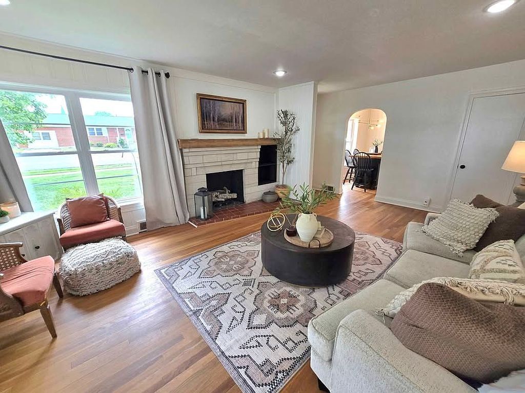 201 W Walnut St - Property Image