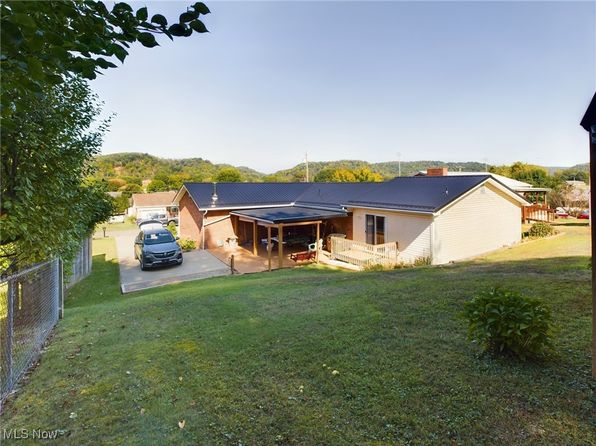 2218 Lindy Cir, Saint Marys, WV 26170