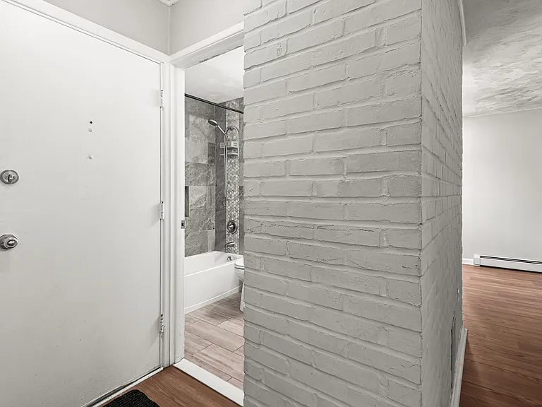 305 N Park Dr — Photo 10