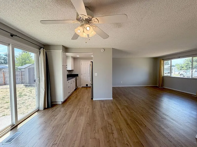 410 Crona St — Photo 7