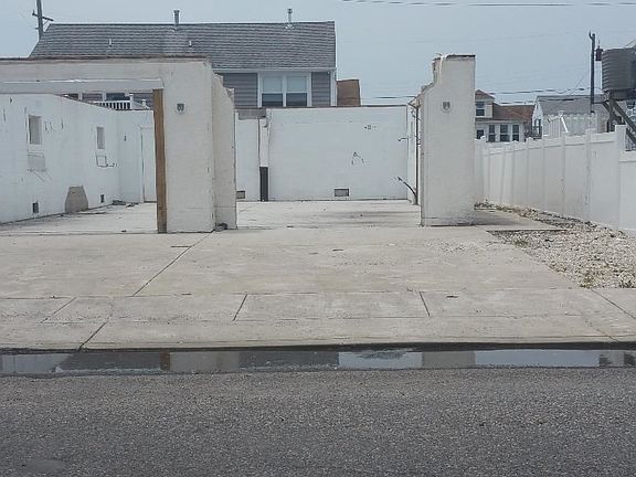 5th image of 620 W Maple Ave