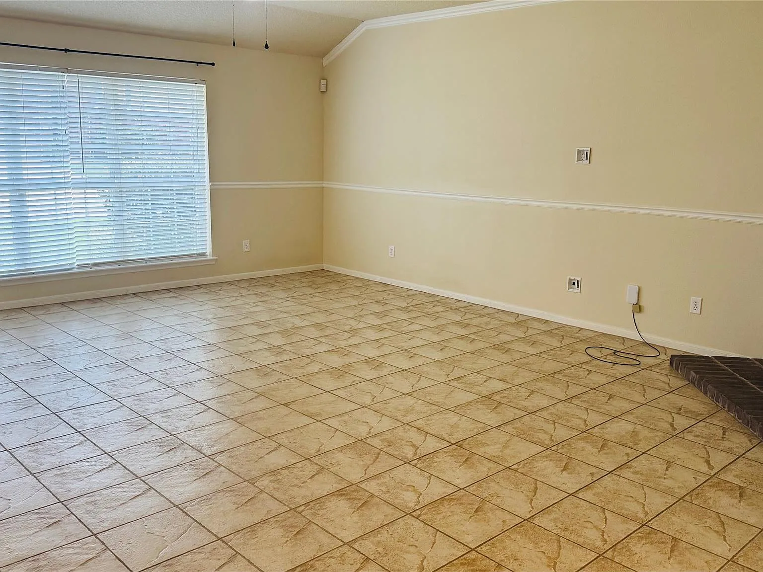 3 bed, 2.0 bath, 1828 sqft, $2,200 — Photo 4
