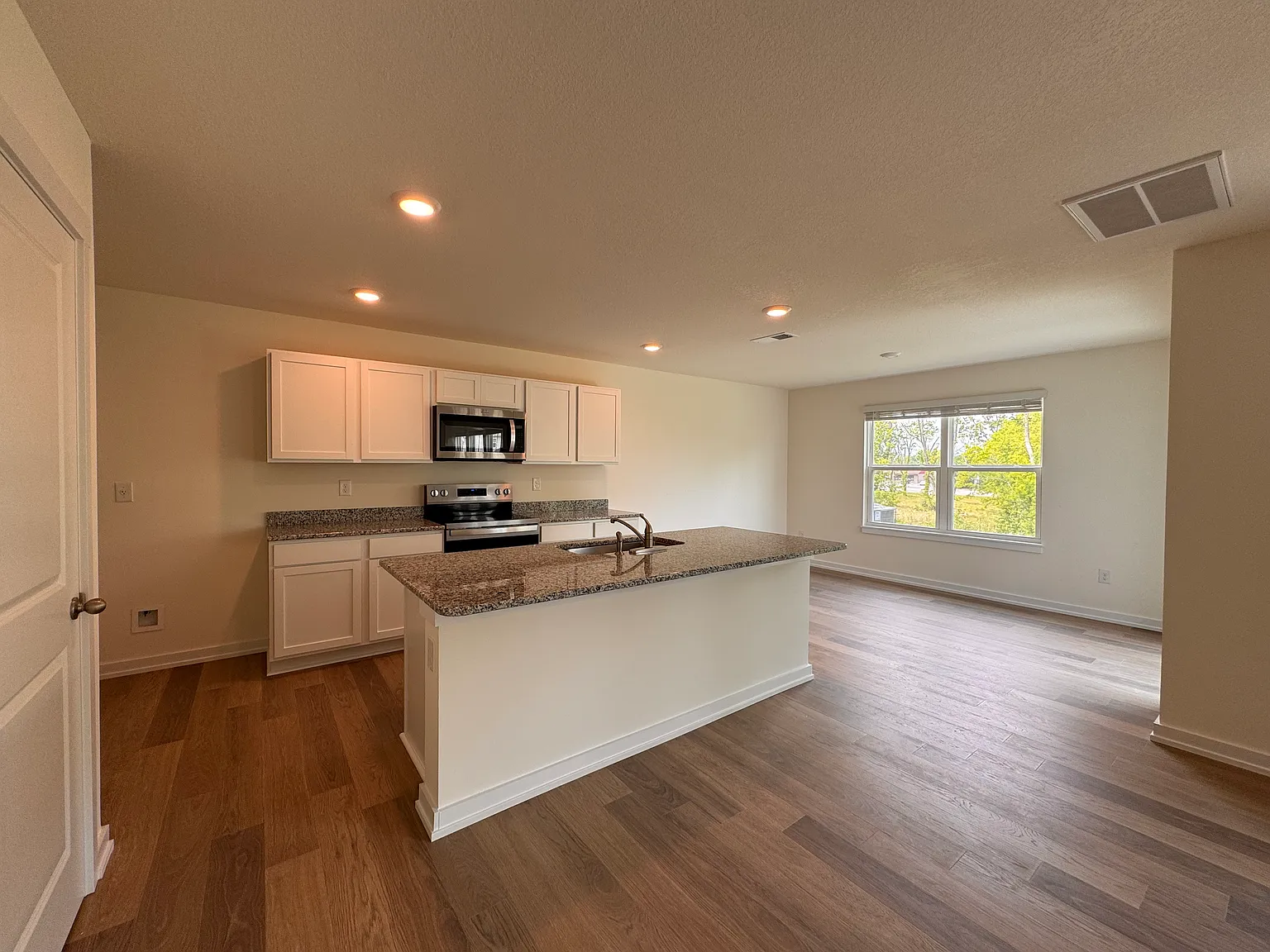 4 bed, 1821 sqft, $2,650 — Photo 4