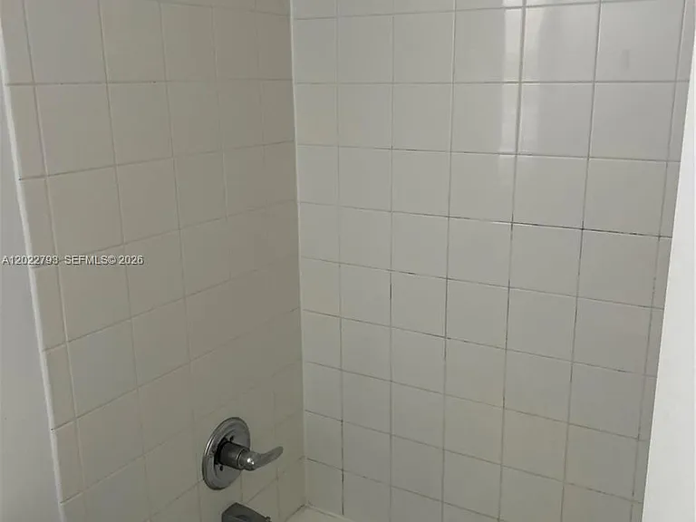 300 Sunset Dr #4 — Photo 7