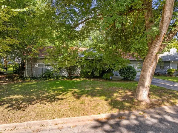 7634 Charlotte St, Kansas City, MO 64131