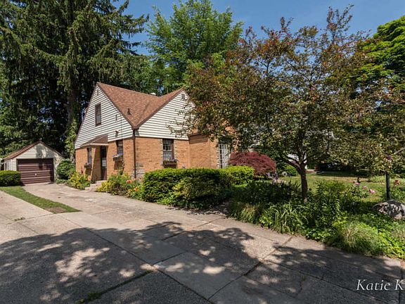 2nd image of 1155 Lakeside Dr SE