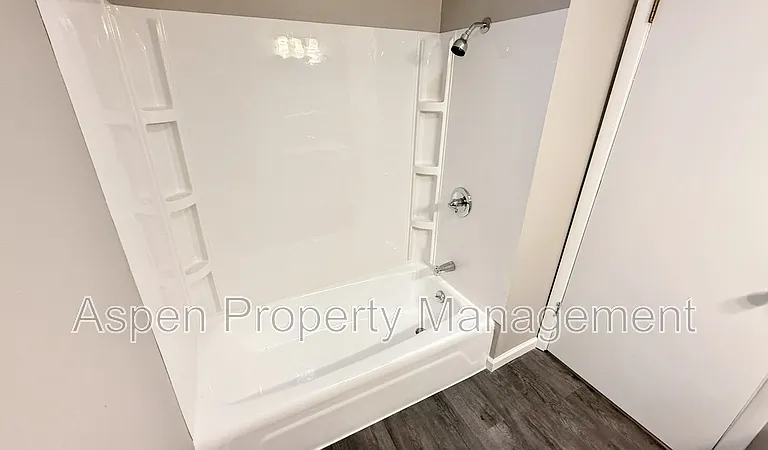 314 S Woodlawn Ave — Photo 5