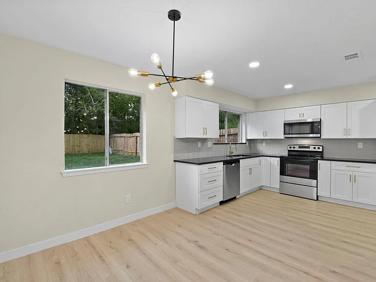 2322 Aprilmont Dr — Photo 14