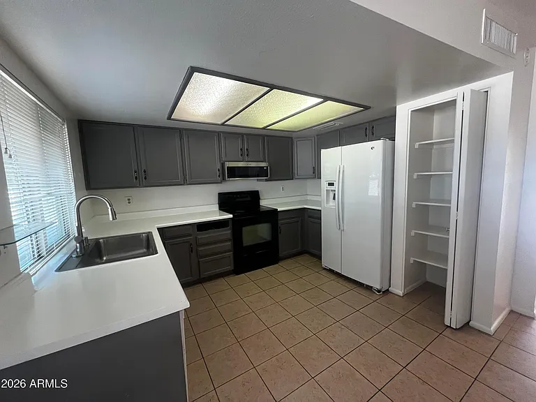 1550 W Knowles Ave — Photo 4