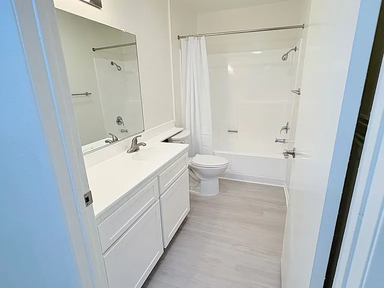 400 Westmoreland Apartments - Modern, approachable, city-living vibe — Photo 6