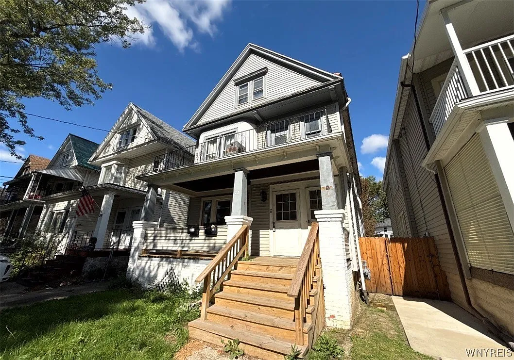 3 bed, 1.0 bath, 2362 sqft, $1,350 — Photo 1