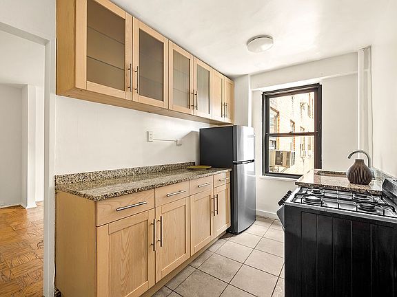 5th image of 415 Grand St APT E1402