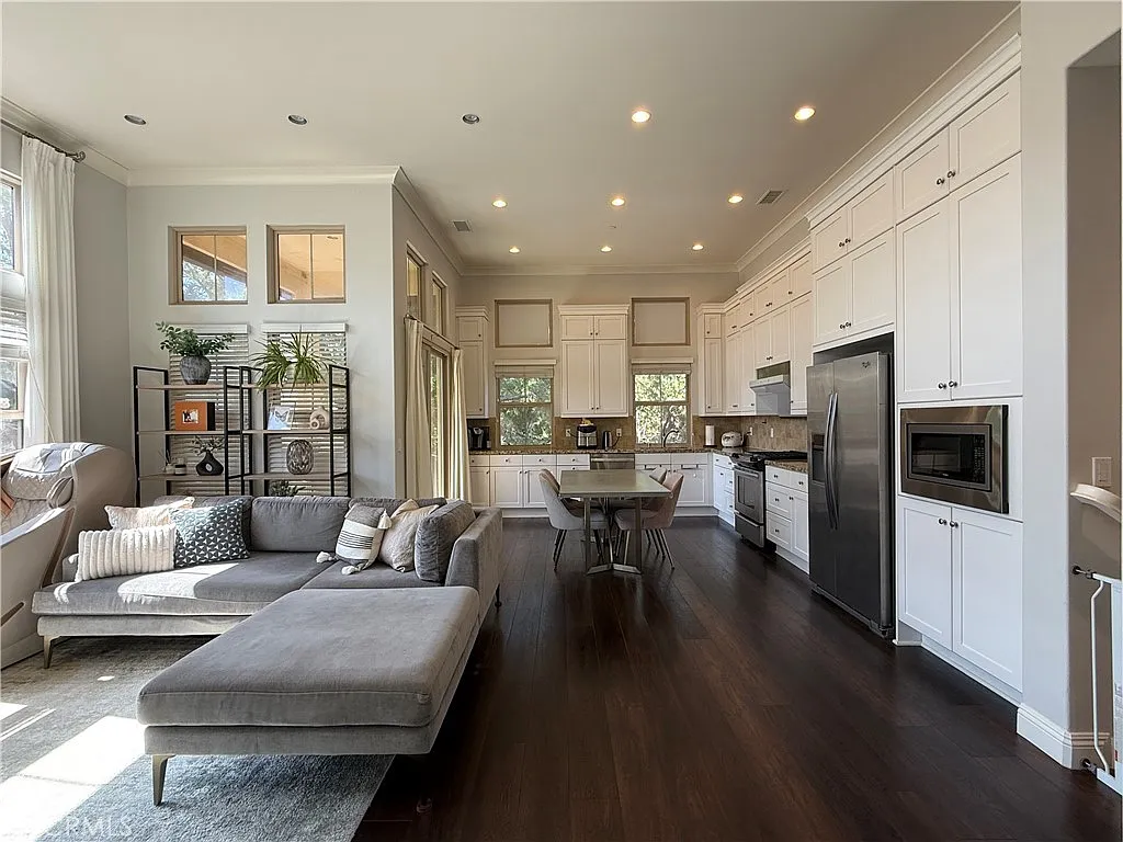 2 bed, 1378 sqft, $4,300 — Photo 1