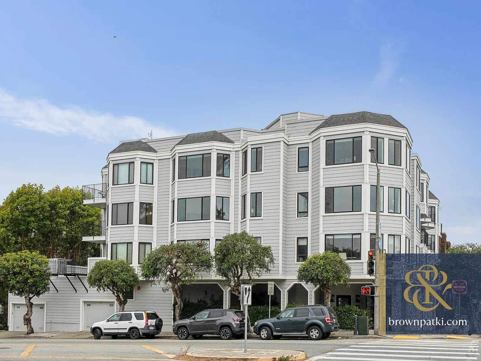 Top Flr Marina Studio! Views & Pkg | Brown & Patki Inc. — Photo 2
